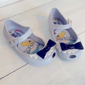 Mini Melissas Alice in wonderland. Size 7. Some wear. Smells good.
